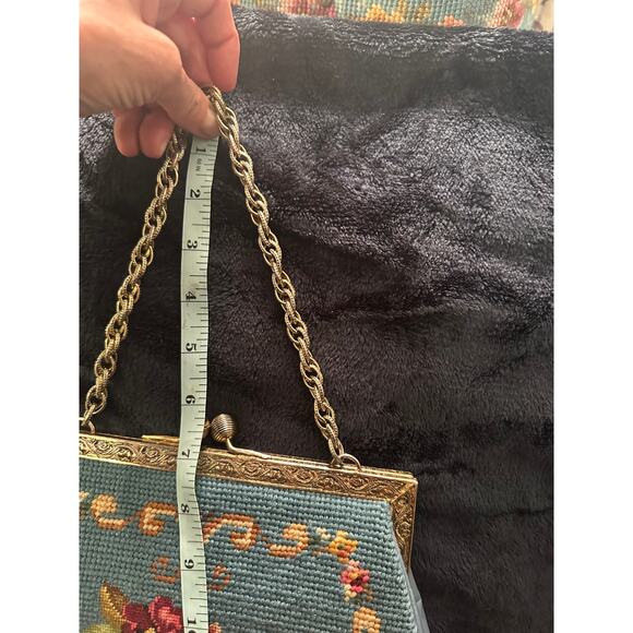 VINTAGE SIXTIES BLUE NEEDLEPOINT BAG W/ CHAIN HANDLE - Picture 4 of 9